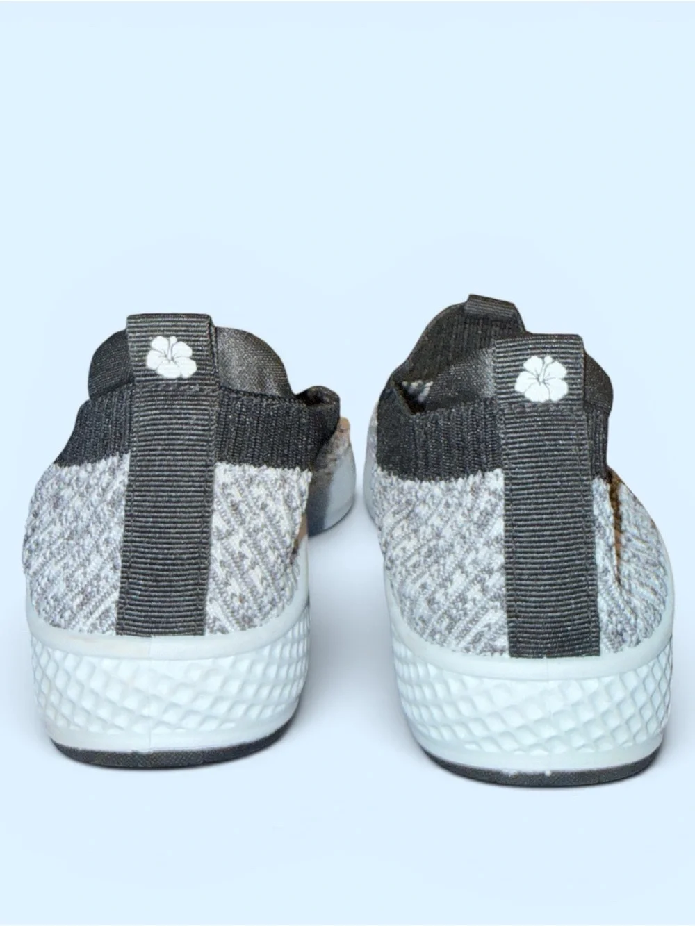Tommy Bahama Women's Sneaker Size 6.5 Memory Foam Gray Knit Slip On Sneakers